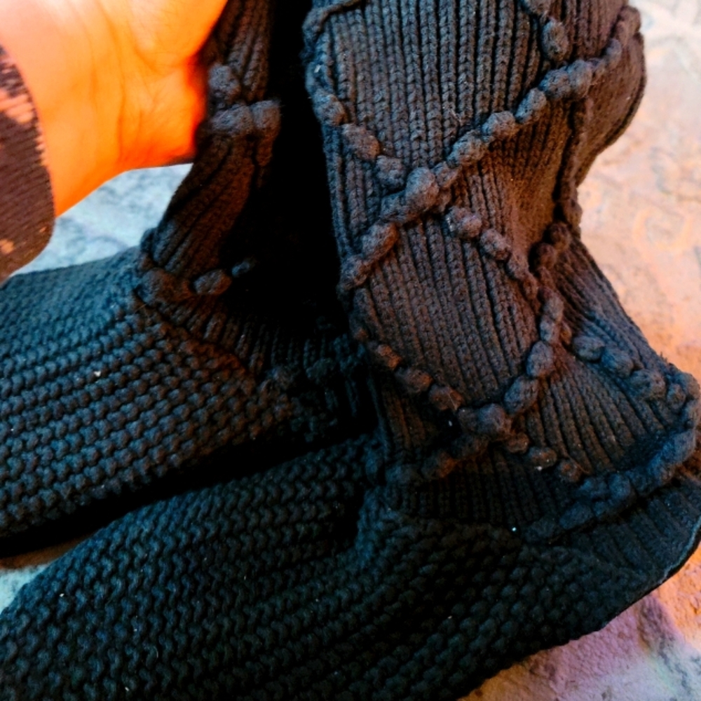 UGGS SIZE9 Black Knit.